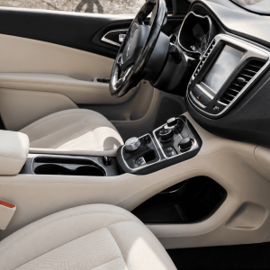 Chrysler 200 image 2